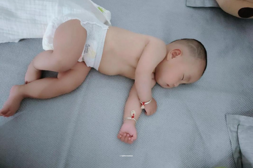 十堰三个月宝宝抬头不稳 十堰三个月宝宝抬头不稳